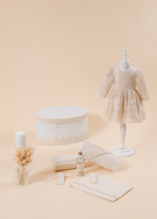 Set Botez Otilia 4 Piese, Rochie, Trusou, Lumanare si Cufar Personalizat Botez AnneBebe