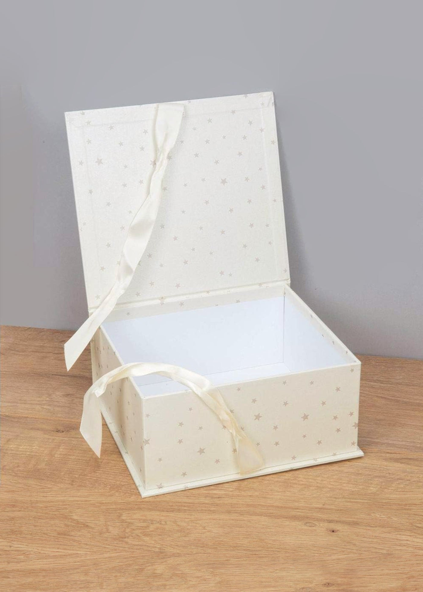 LIPSA POZE Cutie Cadou Crem cu Stele pentru Bay Shower CG1061 Bambino by Juliana