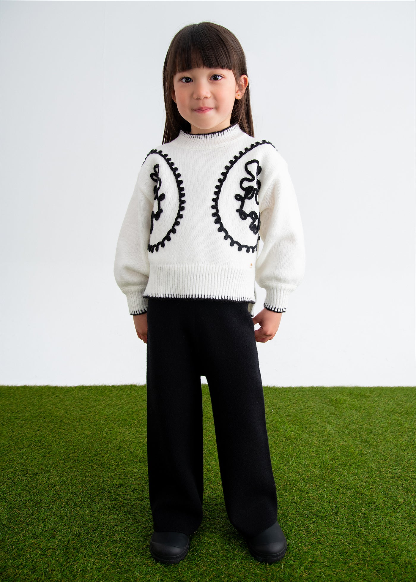 Set 2 Piese Fete Bluza Tricot Crem Cu Broderii Si Pantaloni Lungi Negri 5729 Abel & Lula