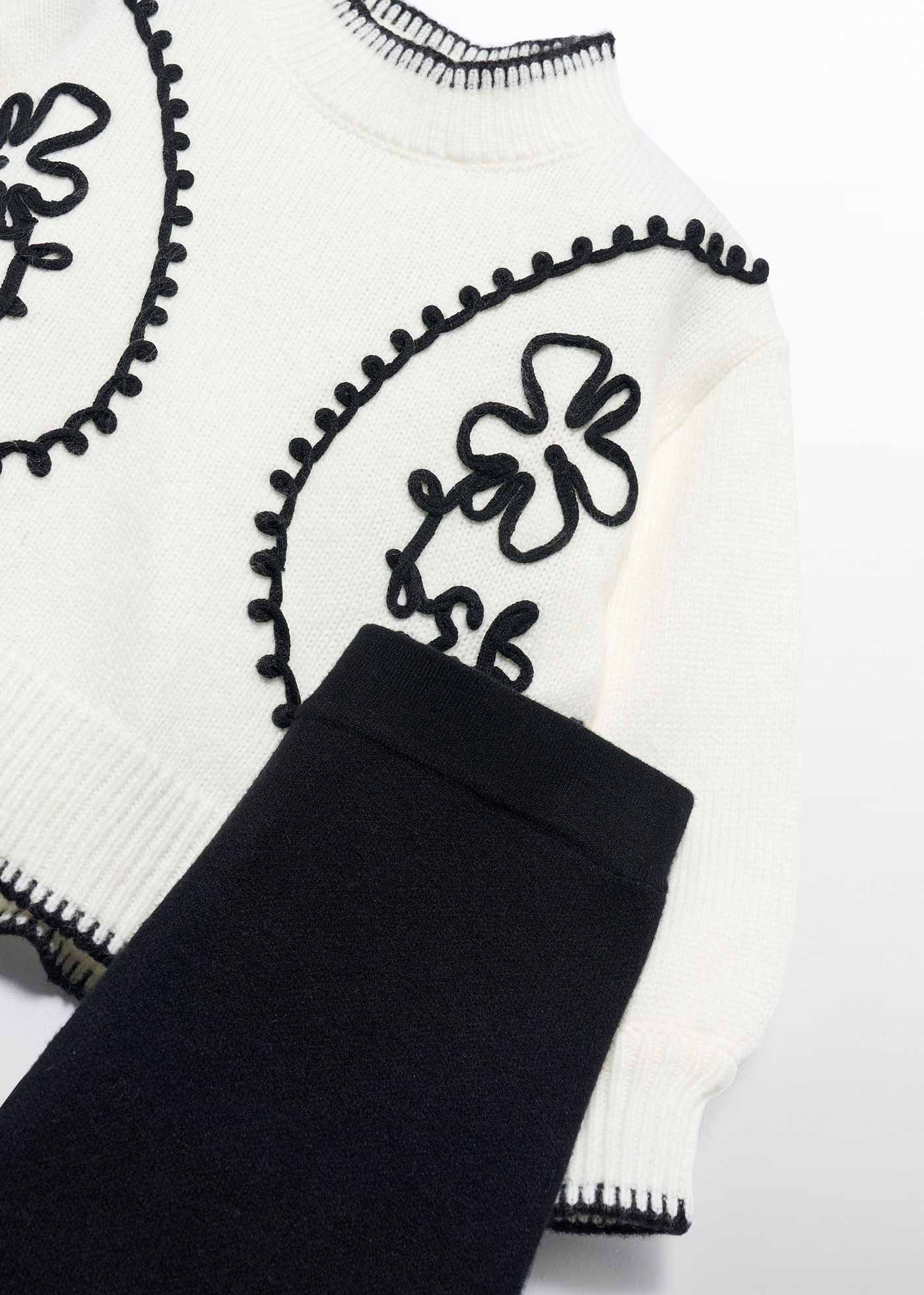 Set 2 Piese Fete Bluza Tricot Crem Cu Broderii Si Pantaloni Lungi Negri 5729 Abel & Lula