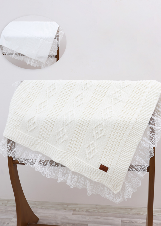 Set Pled Tricotat Ivory cu Lana Merinos si Pled Bumbac cu Dantela 9723 Leo King