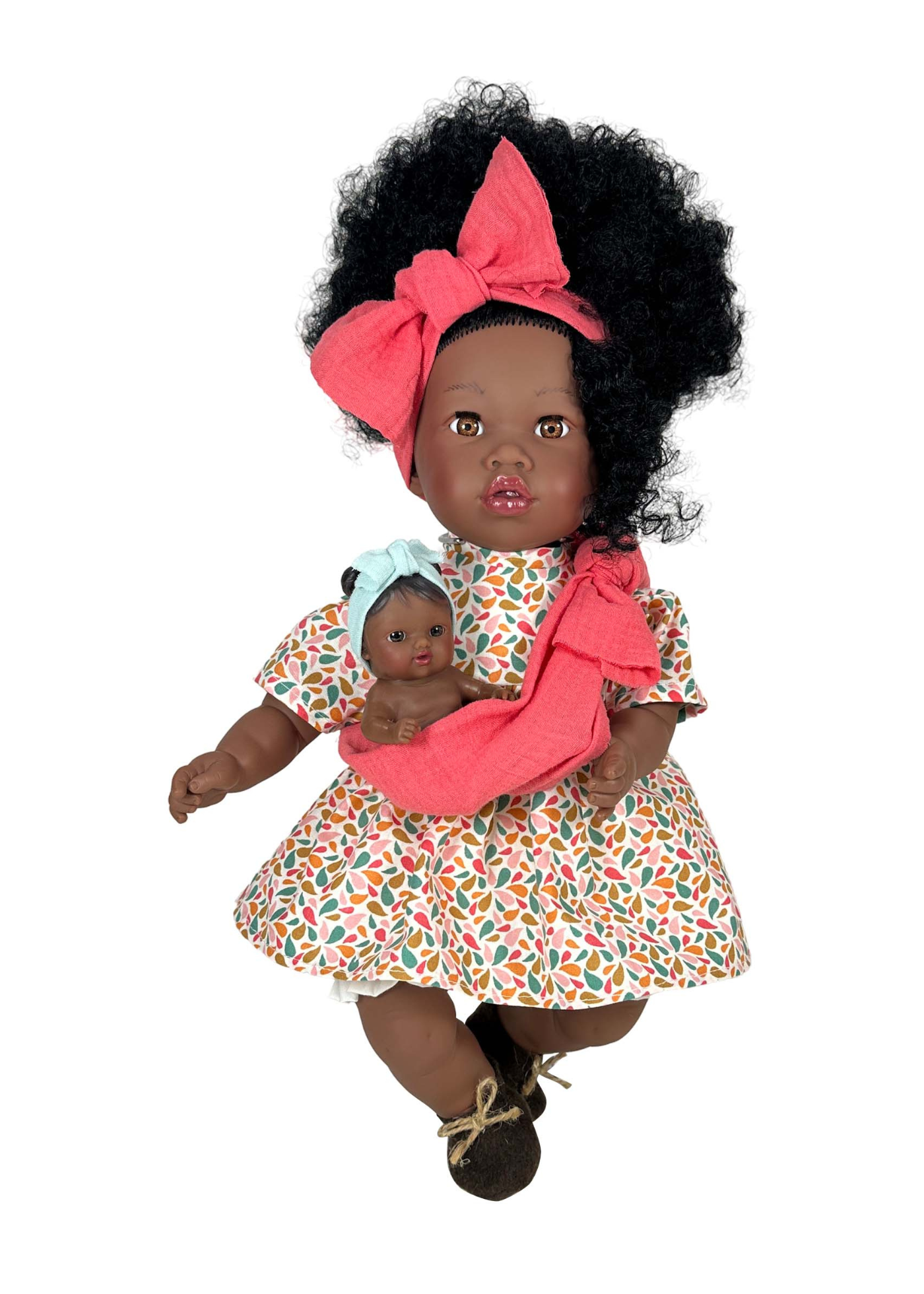 Papusa Parfumata Negresa Alika cu Mecanism Rochita Alba Imprimeu Multicolor si Bebelus in Esarfa – 40 cm – 3782 – Nines