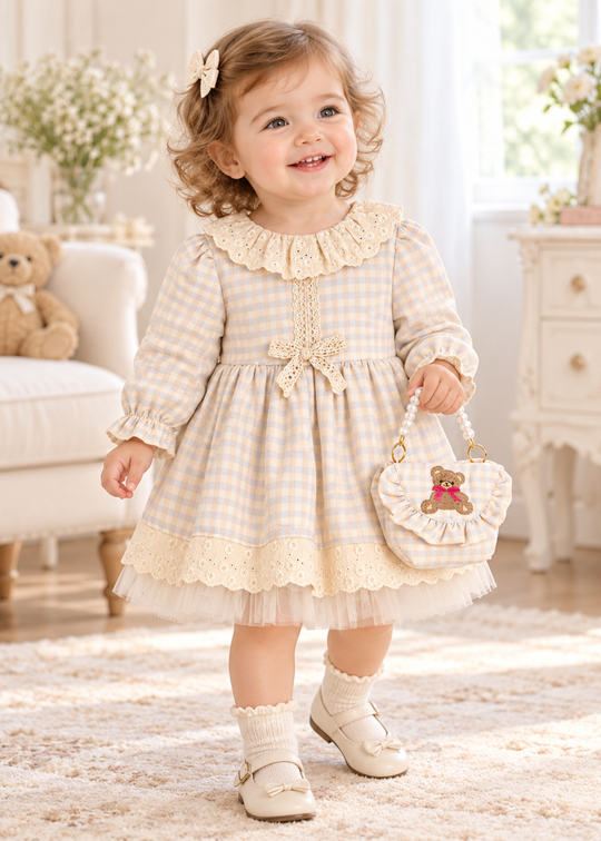 Rochie Crem cu Carouri Bleu, Guler din Dantela si Posetuta cu Ursulet 3788 – MinoBaby