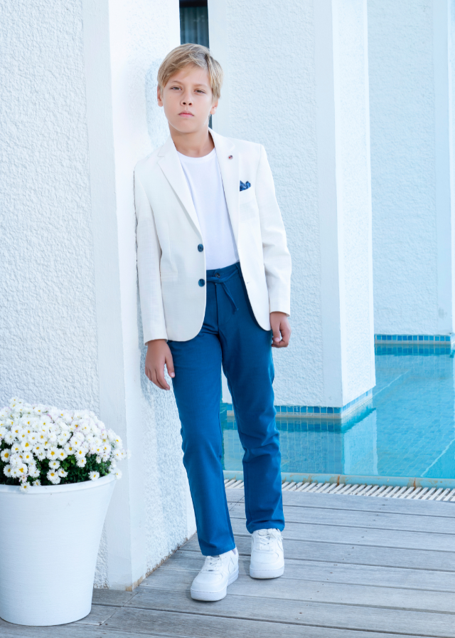 Costum Ceremonie 3 Piese Sacou Ivory cu Nasturi Albastri Pantaloni Albastri si Tricou Alb 20253 Little Gentleman