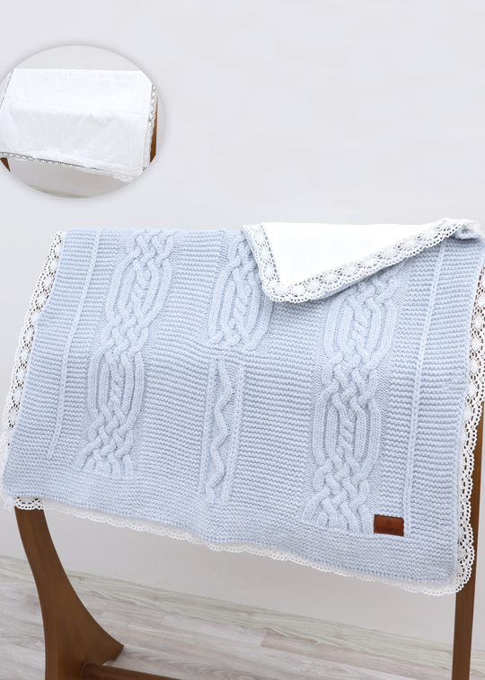 Set Pled Tricotat Bleu cu Lana Merinos si Pled Bumbac cu Dantela 9719 Leo King