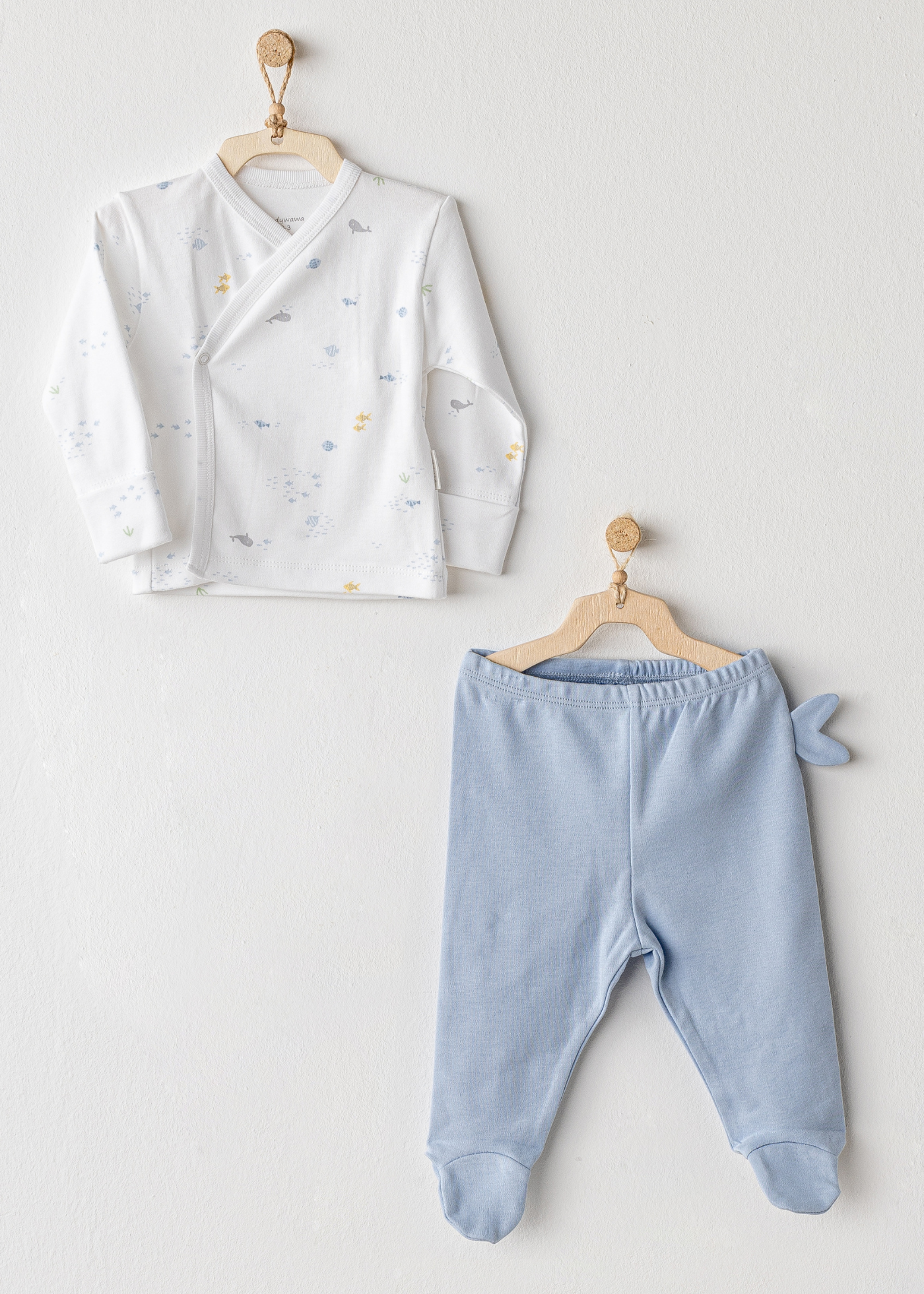 Set 2 Piese Bluza cu Capse si Pantaloni Lungi Alb cu Bleu cu Pesti AC25609 Andywawa