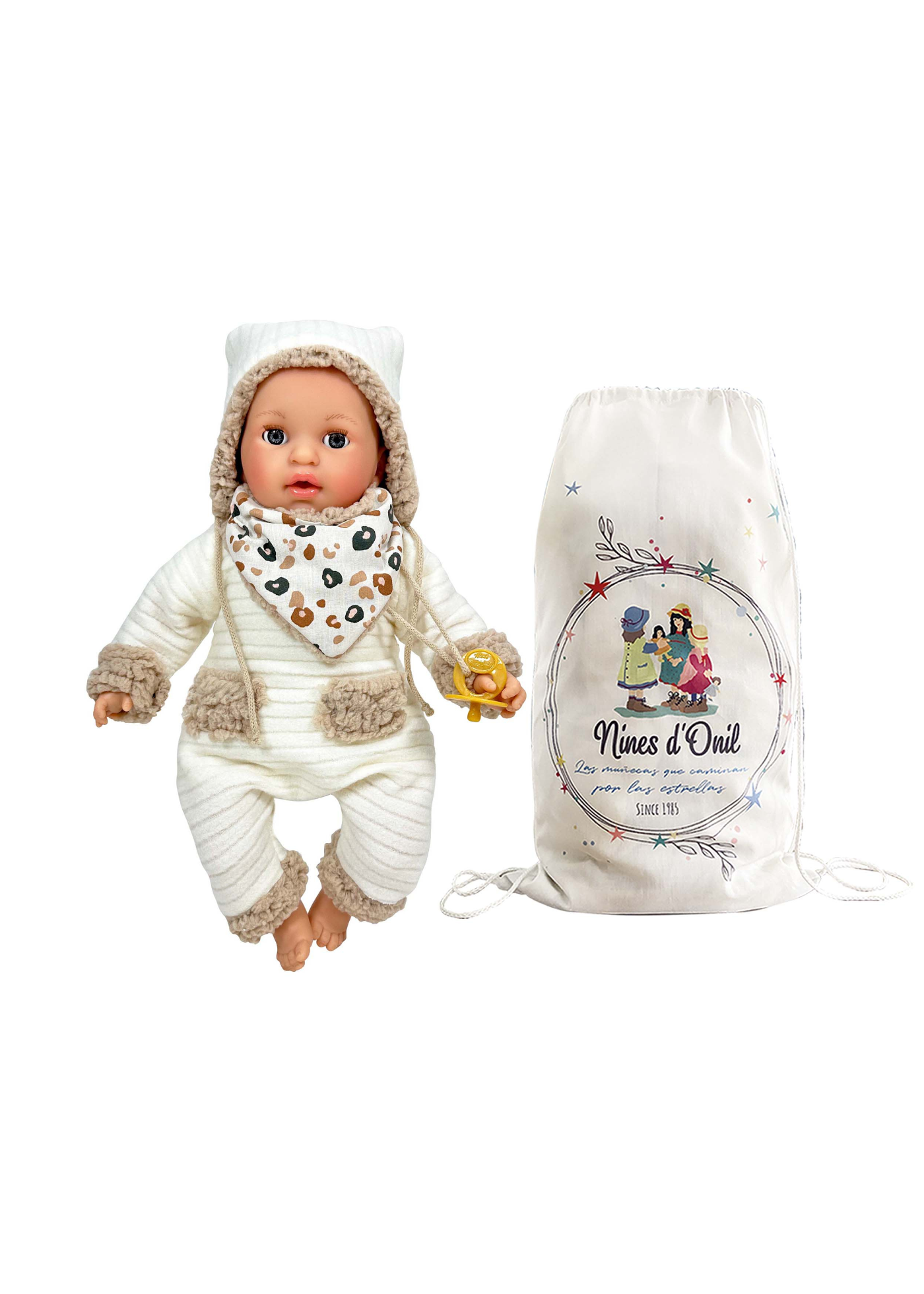 Bebelus Parfumat Alex cu Mecanism, Salopeta si Caciula Alb-Crem – 40 cm – 4043 – Nines