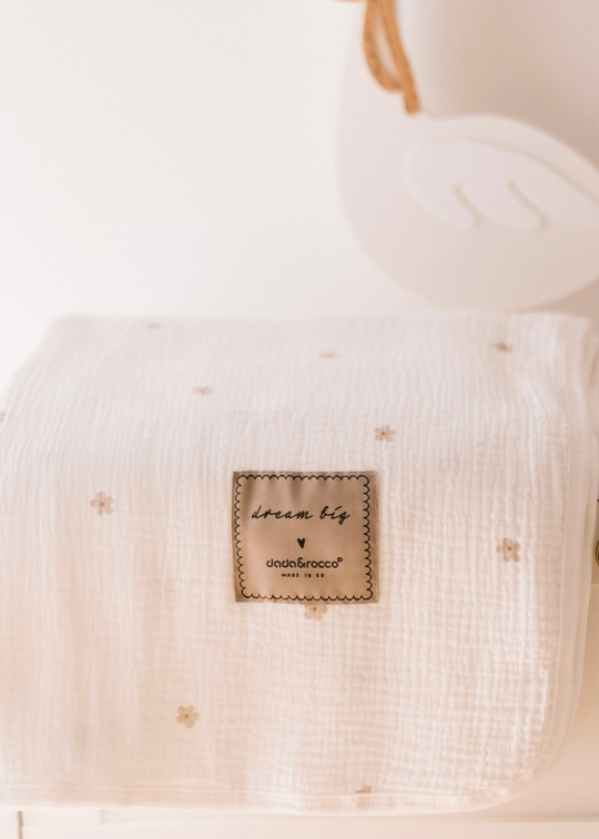 Paturica Muselina Alba cu Imrimeu Floricele 120x120 cm – 2020-6011 – Dada&Rocco