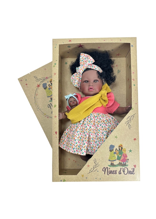 Papusa Parfumata Addis Negresa cu Mecanism, Fustita Alba cu Imprimeu Multicolor si Bluzita Corai – 45 cm – 6423 – Nines