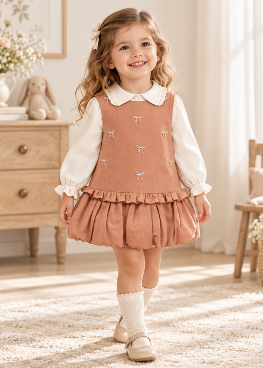 Set 2 Piese Sarafan Maro Deschis cu Fundite Brodate si Camasa Crem cu Guler Volan pentru Fete 3967 – MinoBaby