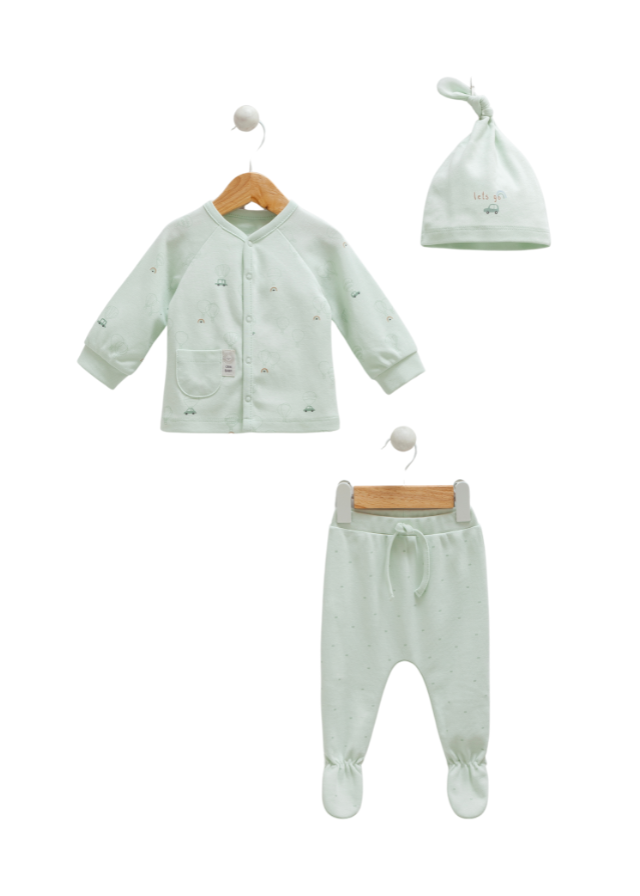 Set Bluza Pantaloni si Fes Verde cu Imprimeu Masini Flying Cars TKE1196 Mell Sweet Baby