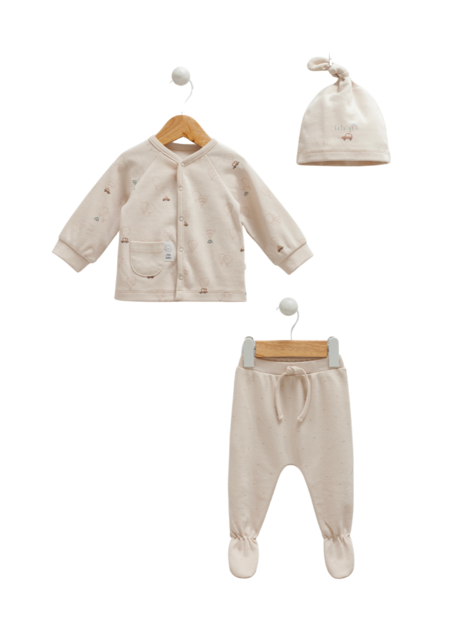 Set Bluza Pantaloni si Fes Bej cu Imprimeu Masini Flying Cars TKE1196 Mell Sweet Baby