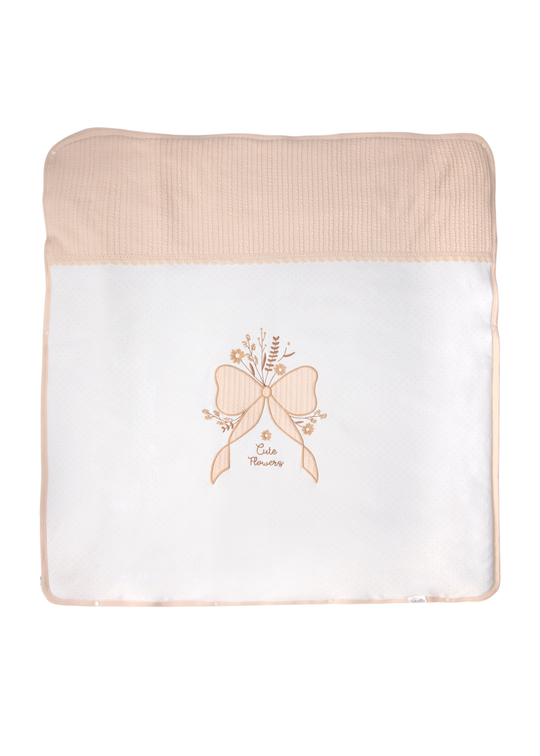 Paturica Matlasata Bej cu Broderie Funde si Flori Bouquet B888 – Bebetto