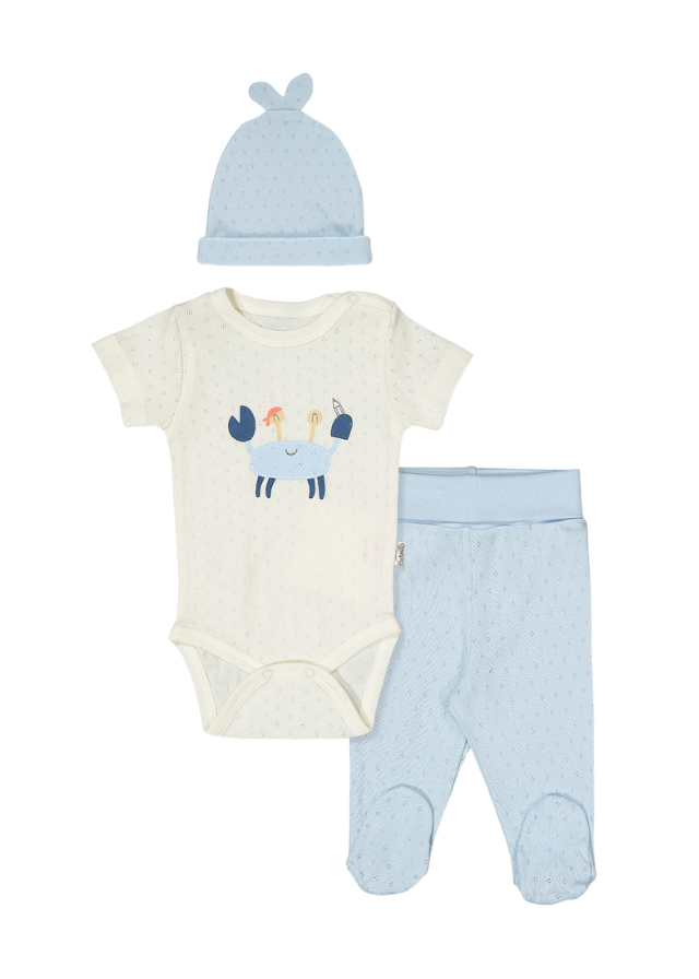 Set 3 Piese Body cu Maneca Scurta Crem cu Rac Pantaloni Lungi si Fes Bleu din Bumbac Perforat Ship Boy T3990 Bebetto