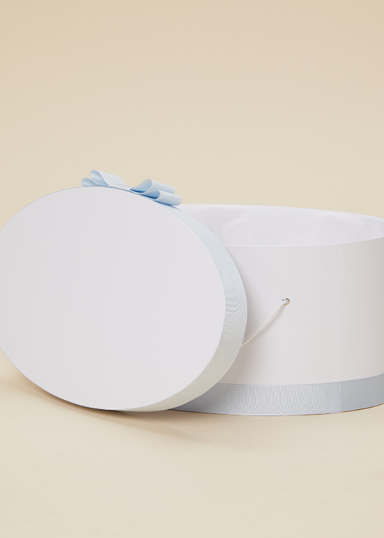 Біла овальна скриня з блакитною ребристою стрічкою Елегантний AnneBebe Boys 