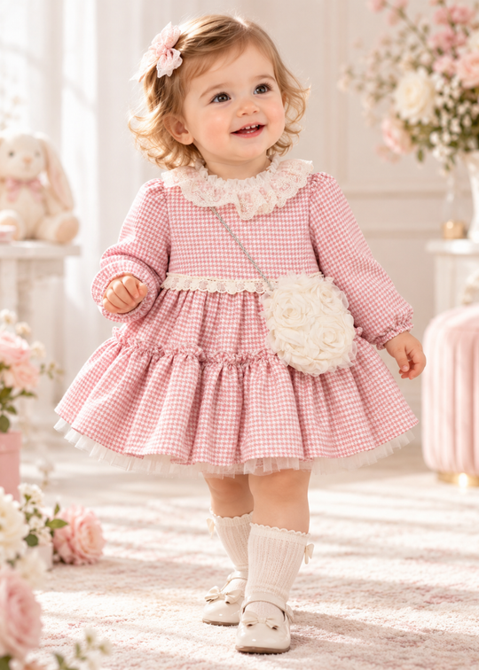 Rochie Pepit Roz cu Maneca Lunga, Guler din Dantela si Posetuta din Trandafiri 3956 – MinoBaby