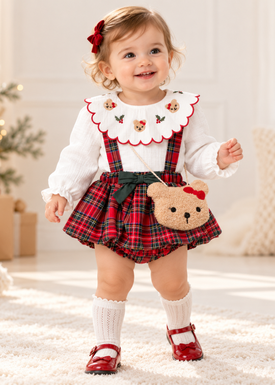 Set 2 Piese Bluza Alba cu Guler Brodat cu Ursuleti si Salopeta Scurta in Carouri Rosii pentru Fete 3908 – MinoBaby