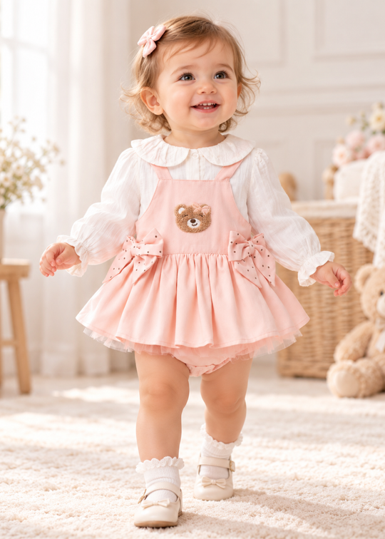 Set 2 Piese Bluza Alba cu Guler si Salopeta Roz Pudrat cu Ursulet pentru Fete 3928 – Mino Baby
