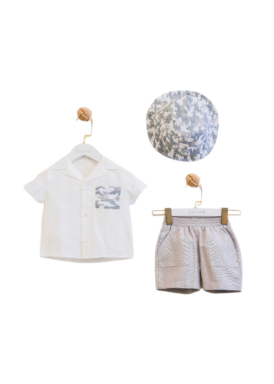 Set 3 Piese Camasa Alba cu Maneca Scurta Pantaloni Scurti Gri si Palarie cu Imprimeu Camuflaj 3644 Mino Baby