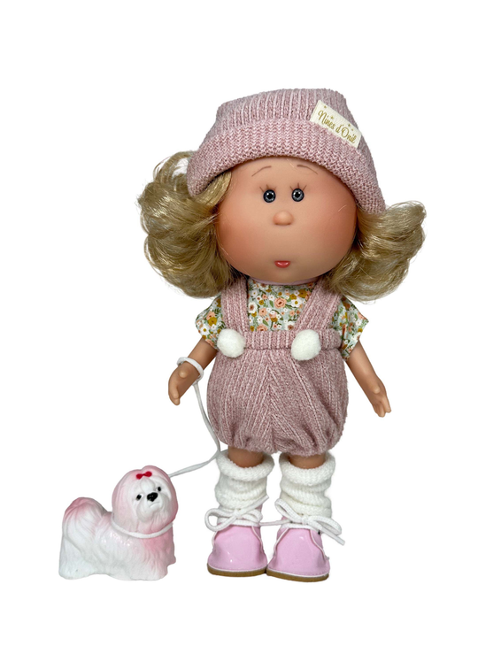 Papusa Parfumata Mia Blonda, Corp Vinil cu Salopeta Scurta si Caciula Tricotata Roz Accesoriu Catel – 30 cm – 3162 – Nines