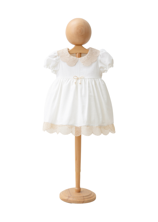 Rochie Alba din Muselina cu Maneca Scurta cu Guler din Dantela Bej Crosetata 4264 MyMio