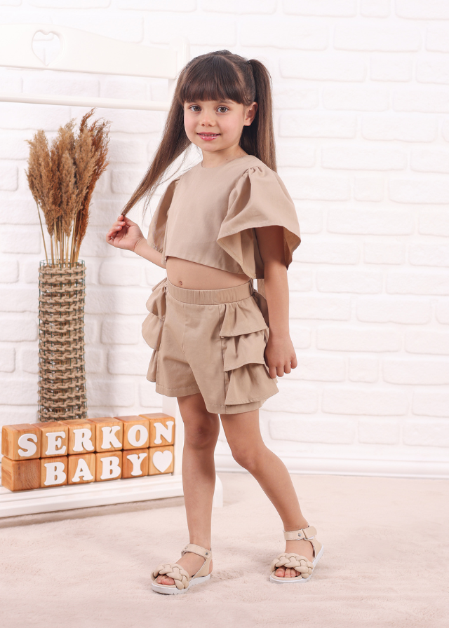 Set 2 Piese Bej Scurt cu Maneci Largi si Pantaloni Scurti cu Volane 779 Connie Baby