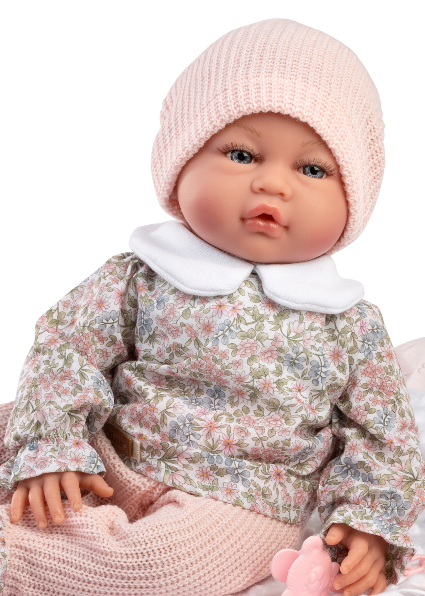 Papusa Bruna , 42 cm, Fara Par, Corp Vinil+Textil cu Pantaloni Roz si Camasa Imprimeu Floral, Accesoriu Paturica Alba cu Urechi 848 Guca Munecas