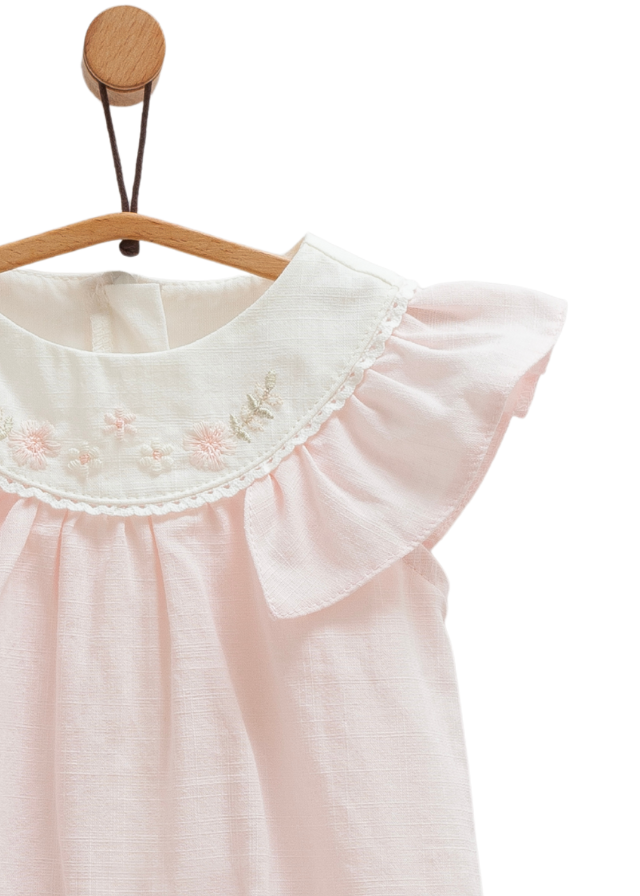 Salopeta Scurta Roz cu Volan pe Bust si Broderie Flori Serenity Girl TK1739 Mell Sweet Baby