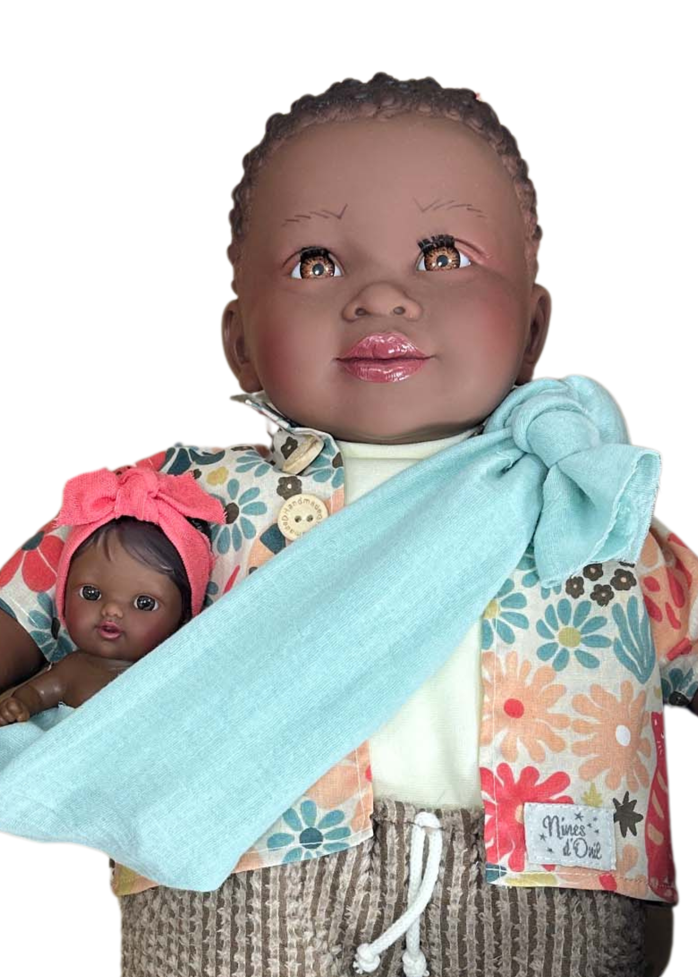 Papusa Parfumata Baietel Brunet Noa cu Mecanism, Pantaloni Scurti Bej si Bluzita Alba cu Imprimeu – 45 cm – 6213 – Nines