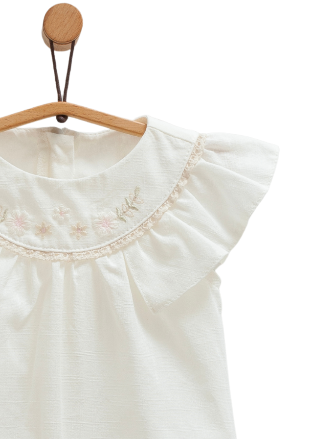 Salopeta Scurta Crem cu Volan pe Bust si Broderie Flori Serenity Girl TK1739 Mell Sweet Baby