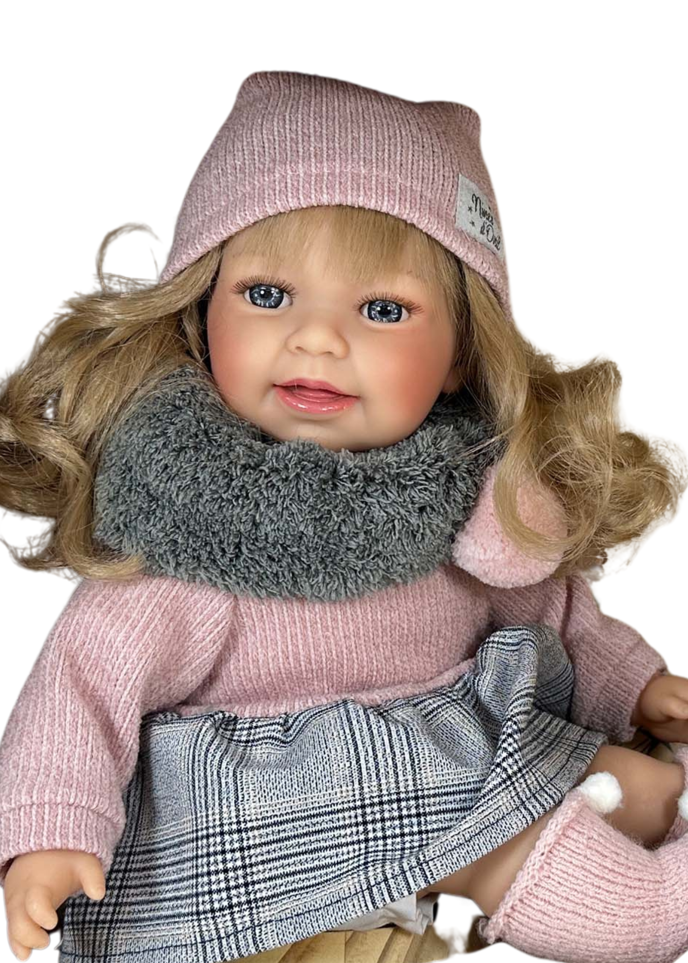 Papusa Parfumata Susi Blonda cu Mecanism Fusta Gri si Pulover cu Caciula Tricotate Roz – 40 cm – 5113 – Nines