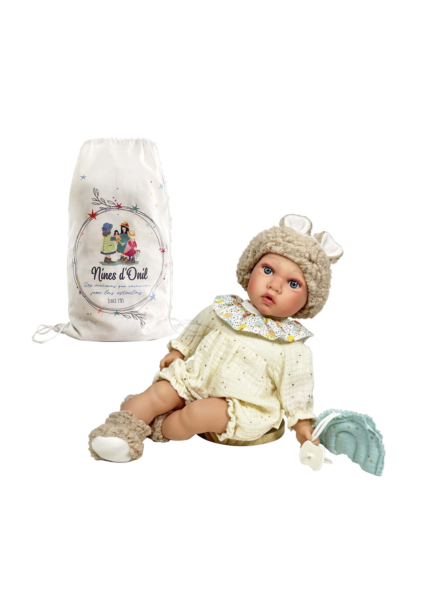 Bebelus Parfumat Susette cu Mecanism Salopeta Scurta Crem, Caciula cu Botosei din Blanita Bej – 40 cm – 5313 – Nines