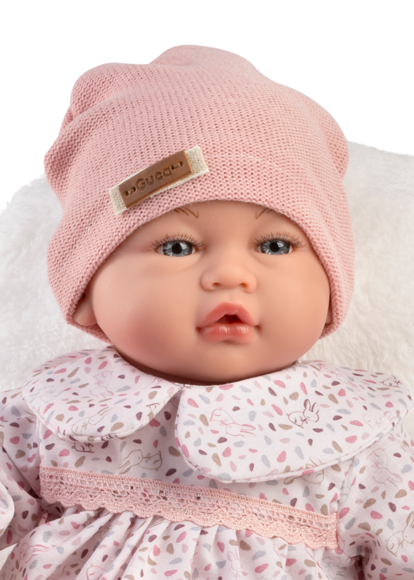 Papusa Luna, 42 cm, Fara Par, Corp Vinil+Textil cu Rochita Alba Imprimeu Frunze si Animale, Accesoriu Paturica Roz 856 – Guca Munecas