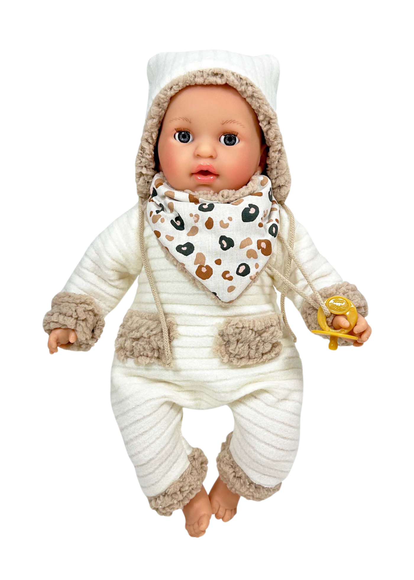 Bebelus Parfumat Alex cu Mecanism, Salopeta si Caciula Alb-Crem – 40 cm – 4043 – Nines