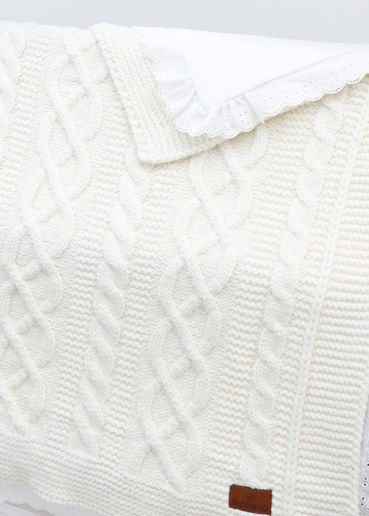 Set Pled Tricotat Ivory cu Lana Merinos si Pled Bumbac cu Broderie 9721 Leo King
