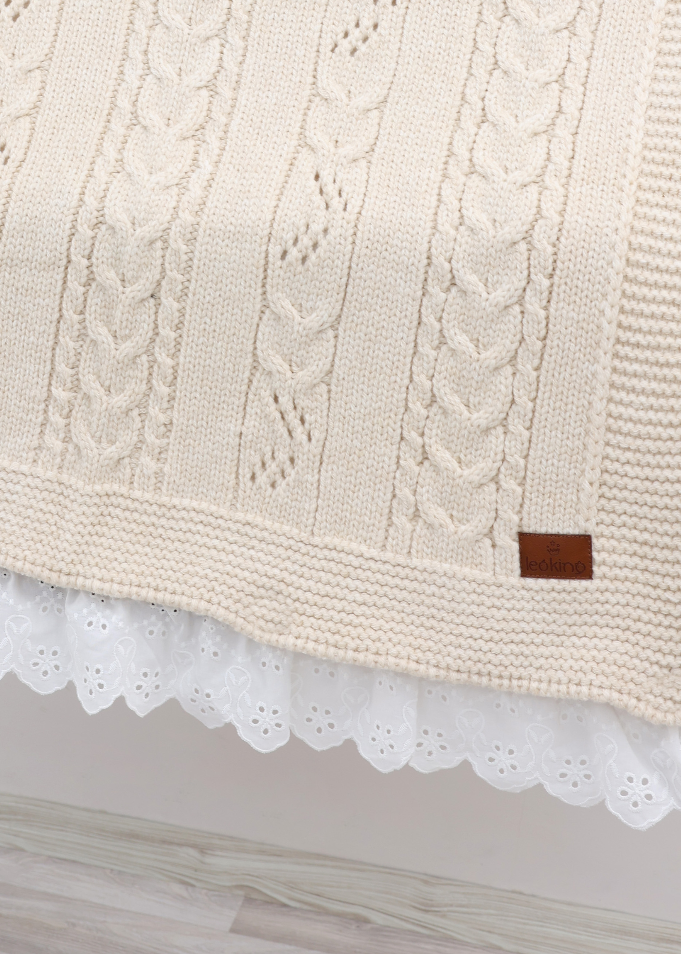 Set Pled Tricotat Bej cu Lana Merinos si Pled Bumbac cu Broderie 9720 Leo King