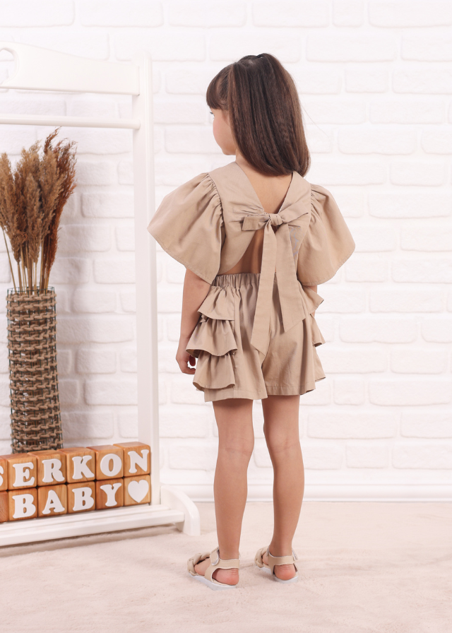 Set 2 Piese Bej Scurt cu Maneci Largi si Pantaloni Scurti cu Volane 779 Connie Baby