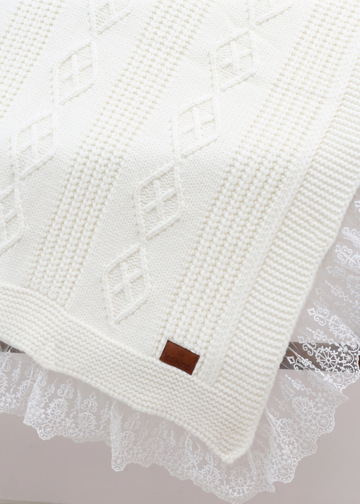 Set Pled Tricotat Ivory cu Lana Merinos si Pled Bumbac cu Dantela 9723 Leo King