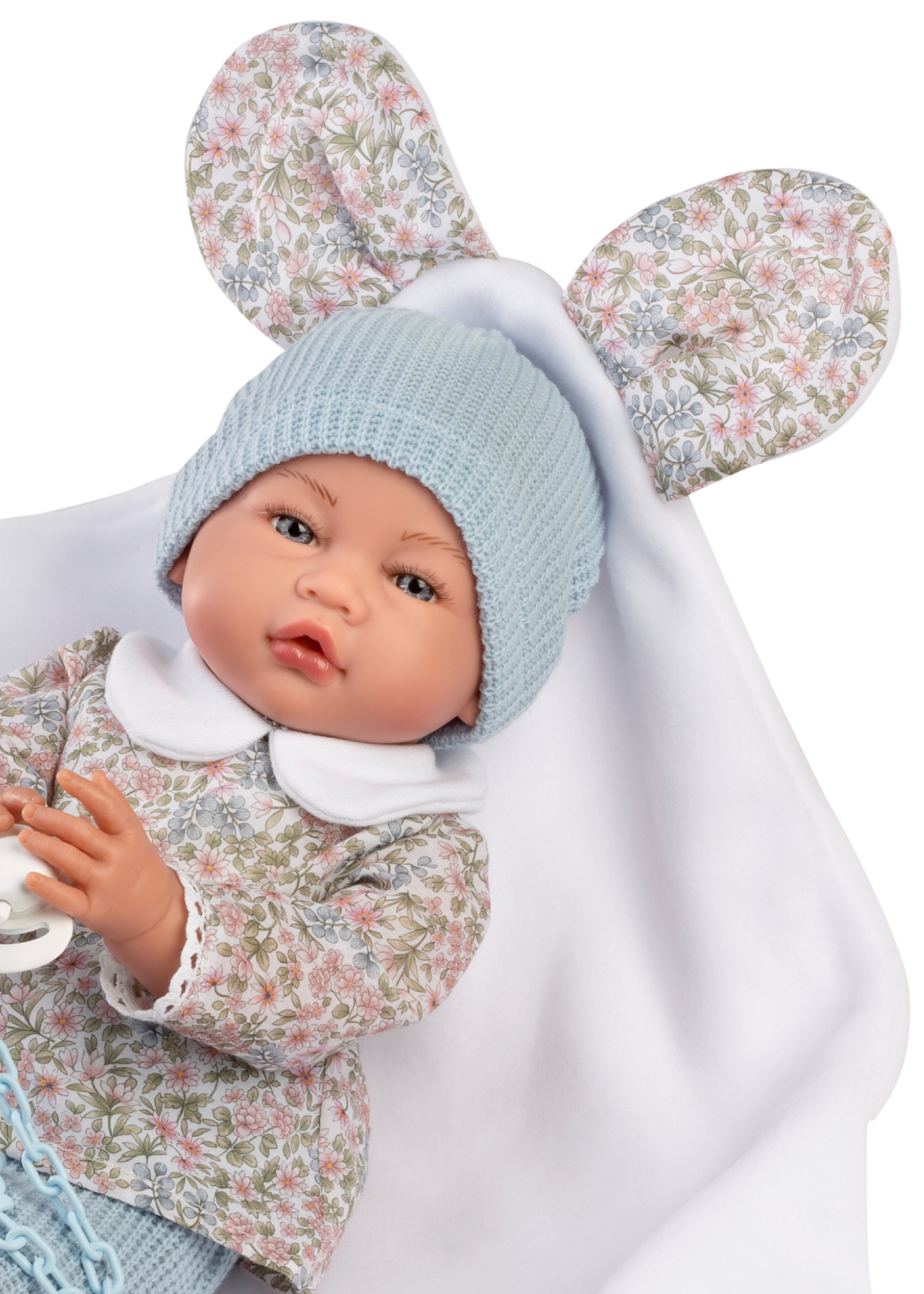 Papusa Quinn, 42 cm, Fara Par, Corp Vinil+Textil cu Pantaloni Bleu si Camasa Imprimeu Floral, Accesoriu Paturica Alba cu Urechi 847 Guca Munecas