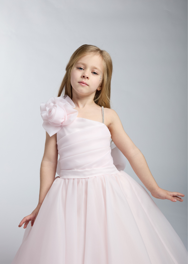Rochie Eleganta pentru Serbare Lunga Roz cu Aplicatie pe Umar 3-11 ani 2252 Kanilla