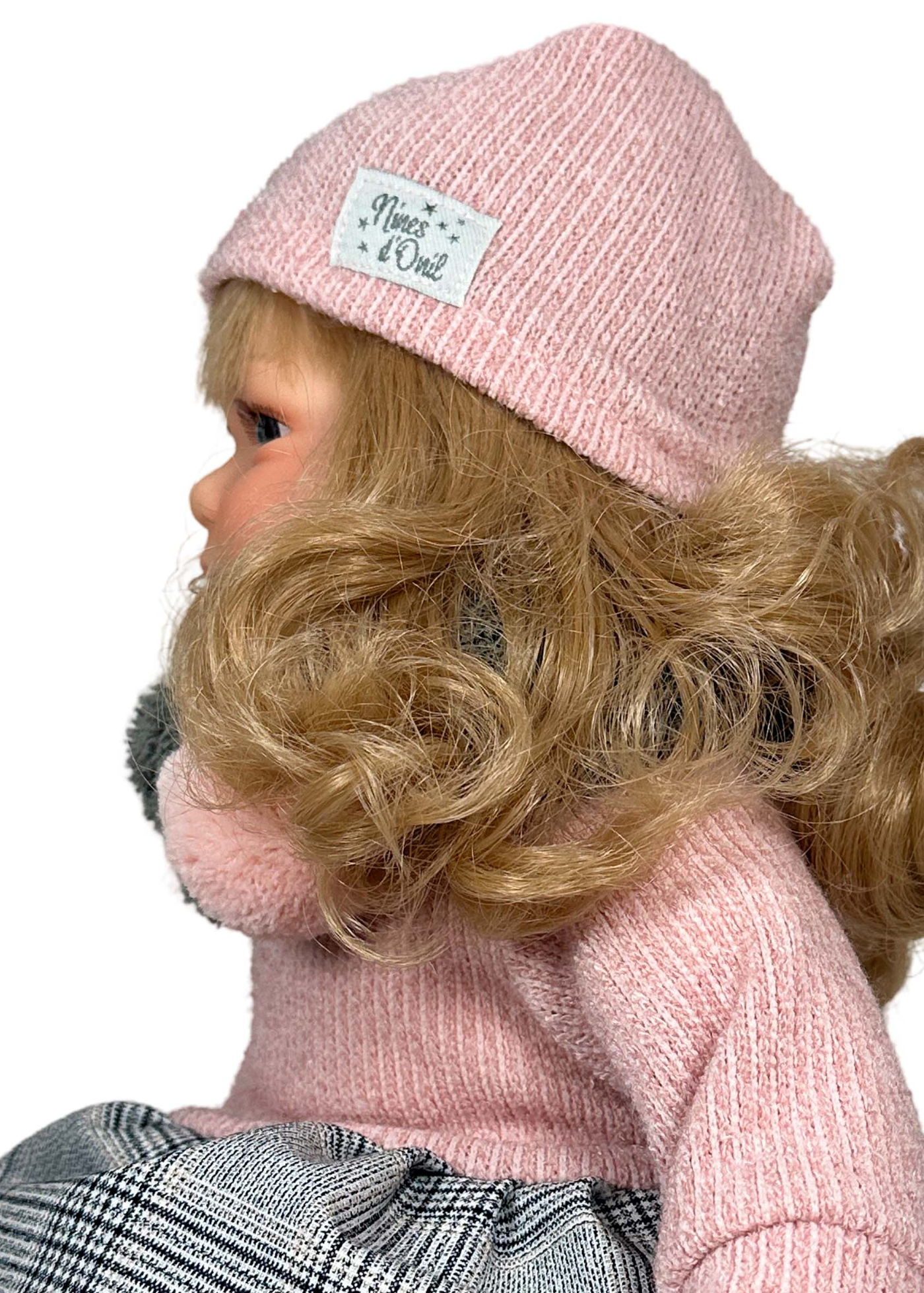 Papusa Parfumata Susi Blonda cu Mecanism Fusta Gri si Pulover cu Caciula Tricotate Roz – 40 cm – 5113 – Nines