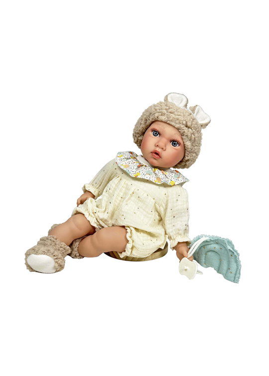 Bebelus Parfumat Susette cu Mecanism Salopeta Scurta Crem, Caciula cu Botosei din Blanita Bej – 40 cm – 5313 – Nines