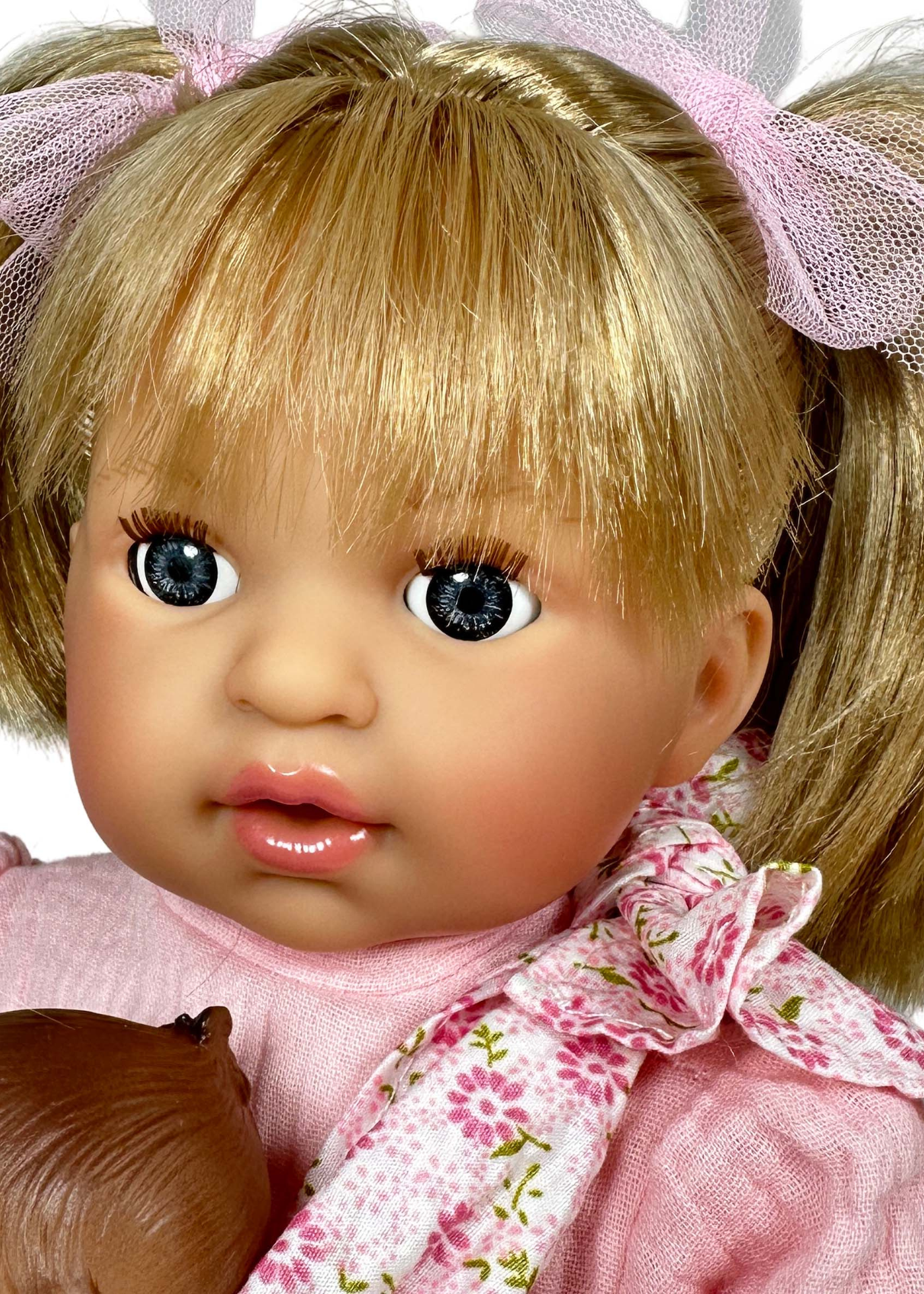 Papusa Parfumata Alex Blonda cu Mecanism Rochita din Muselina Roz si Bebelus in Esarfa – 40 cm – 4033 – Nines