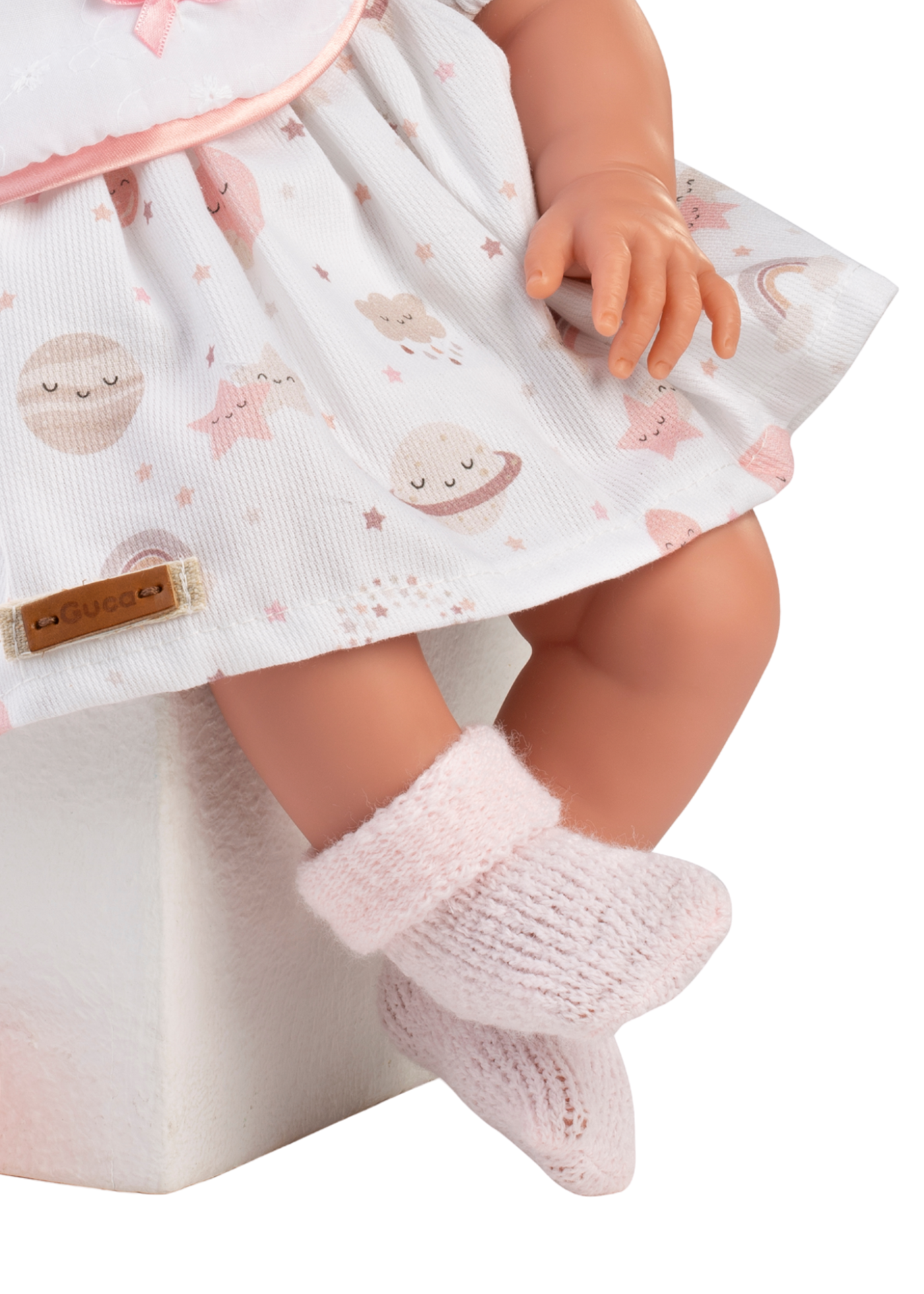 Papusa Vega, 42 cm, Fara Par, Corp Vinil+Textil cu Rochita Alba Imprimeu Planete si Caciula Roz 888 Guca Munecas