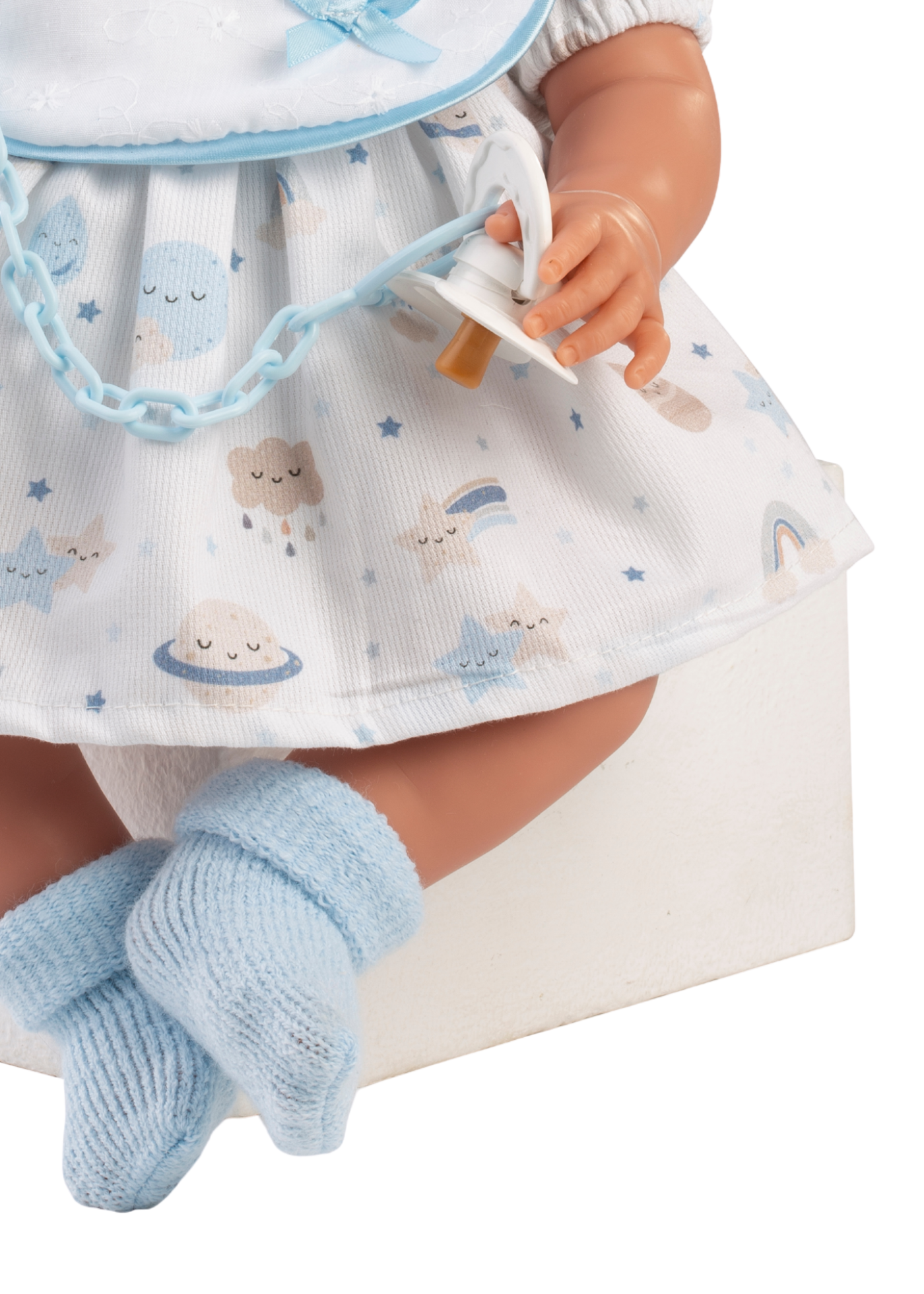 Papusa Adriana, 42 cm, Fara Par, Corp Vinil+Textil cu Rochita Alba Imprimeu Planete si Caciula Bleu 887 Guca Munecas