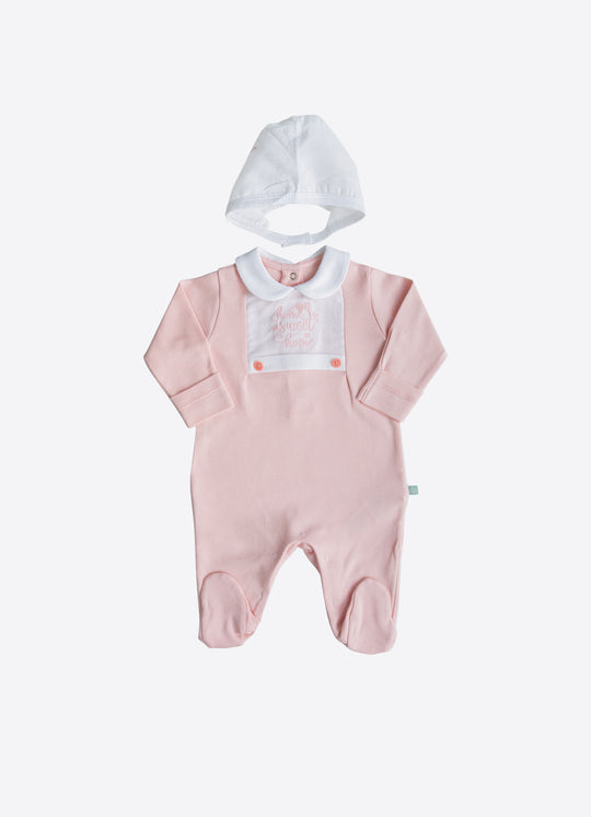 Salopeta cu Caciulita din Bumbac „Home Sweet Home” Roz pentru Fetite S60341 – KitiKate