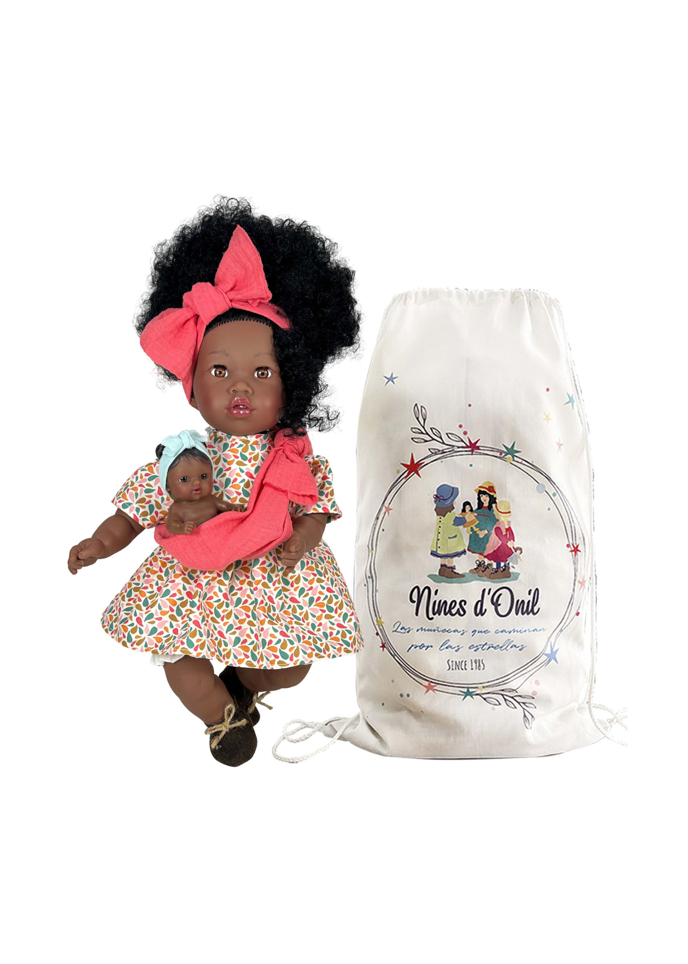 Papusa Parfumata Negresa Alika cu Mecanism Rochita Alba Imprimeu Multicolor si Bebelus in Esarfa – 40 cm – 3782 – Nines