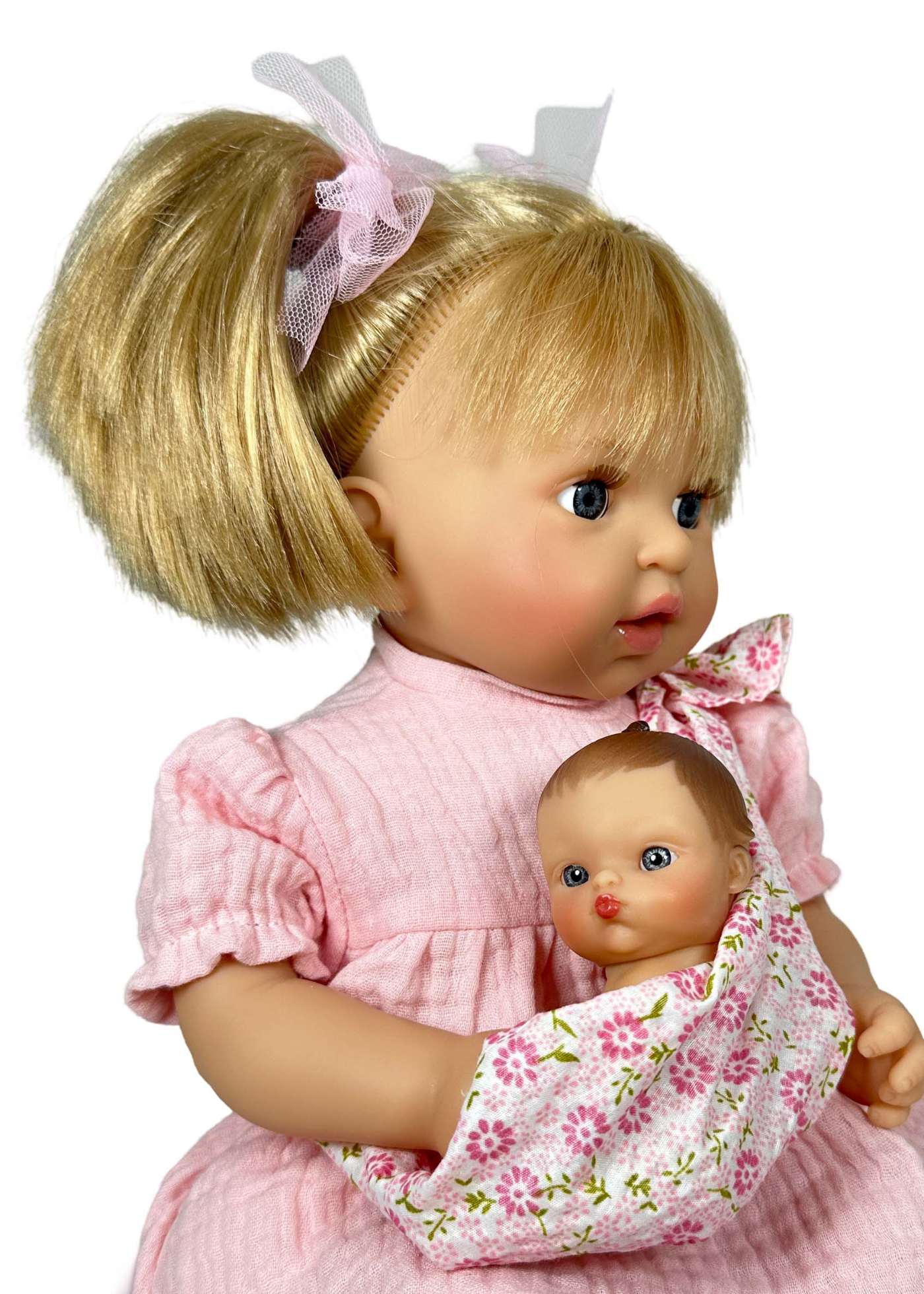 Papusa Parfumata Alex Blonda cu Mecanism Rochita din Muselina Roz si Bebelus in Esarfa – 40 cm – 4033 – Nines
