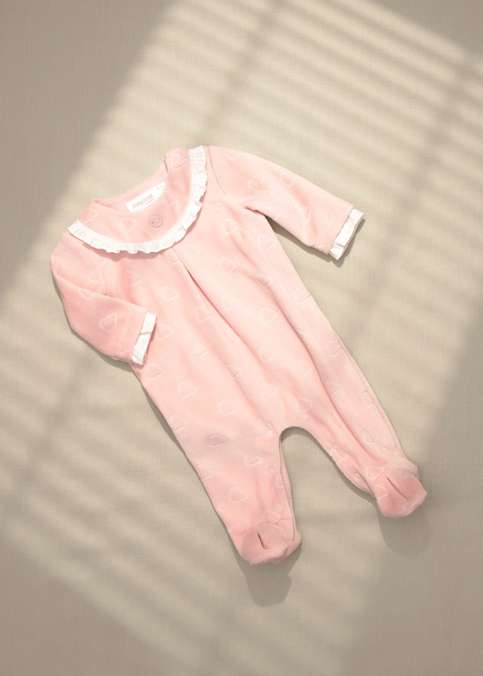 Pijama din Catifea cu Inimioare Roz pentru Fetite Nou-Nascute 2749 – Mayoral