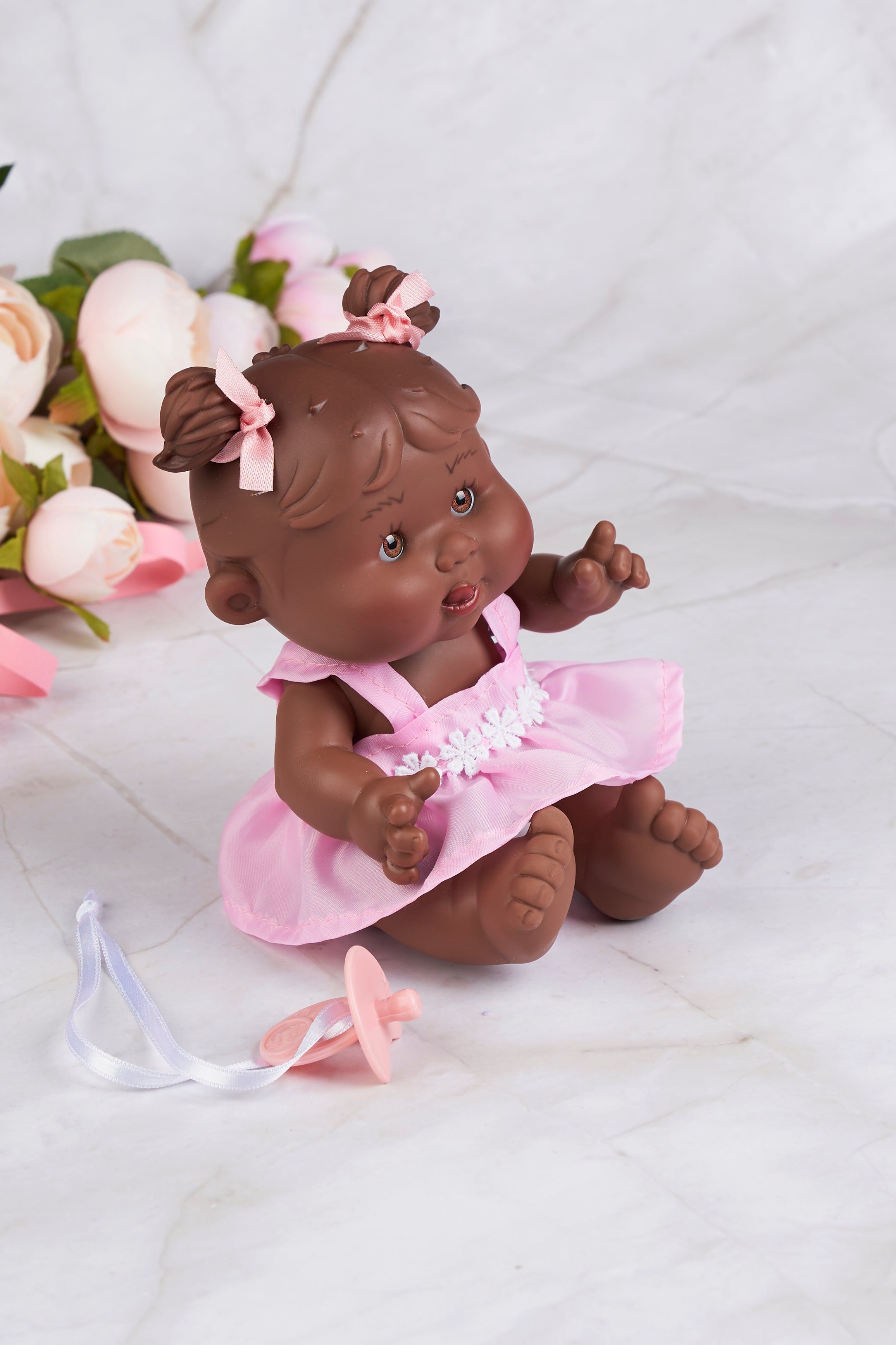 AnneBebe - Papusa Parfumata Pepotines Afro, cu Rochie Bretele roz Model Strengar, 21 cm 0494 Nines